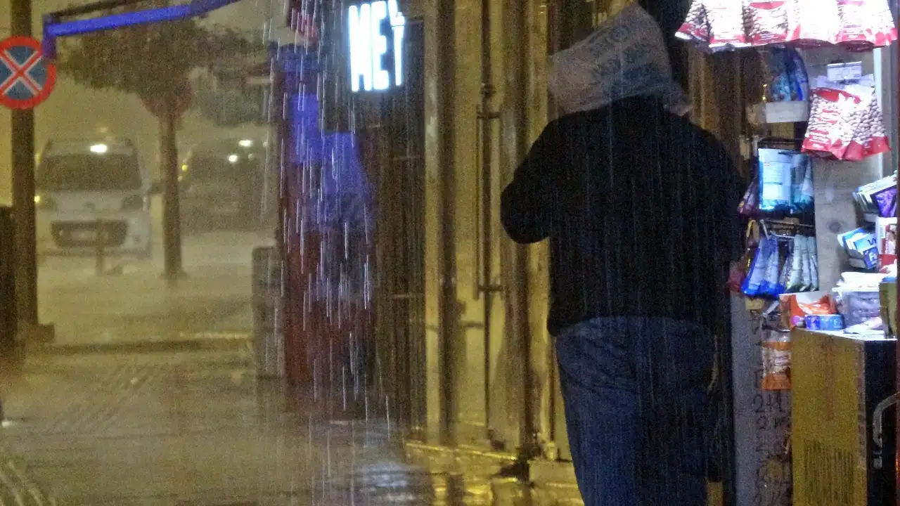 Araçlar Mahsur Kaldı, Vatandaş Duraklara Sığındı 11